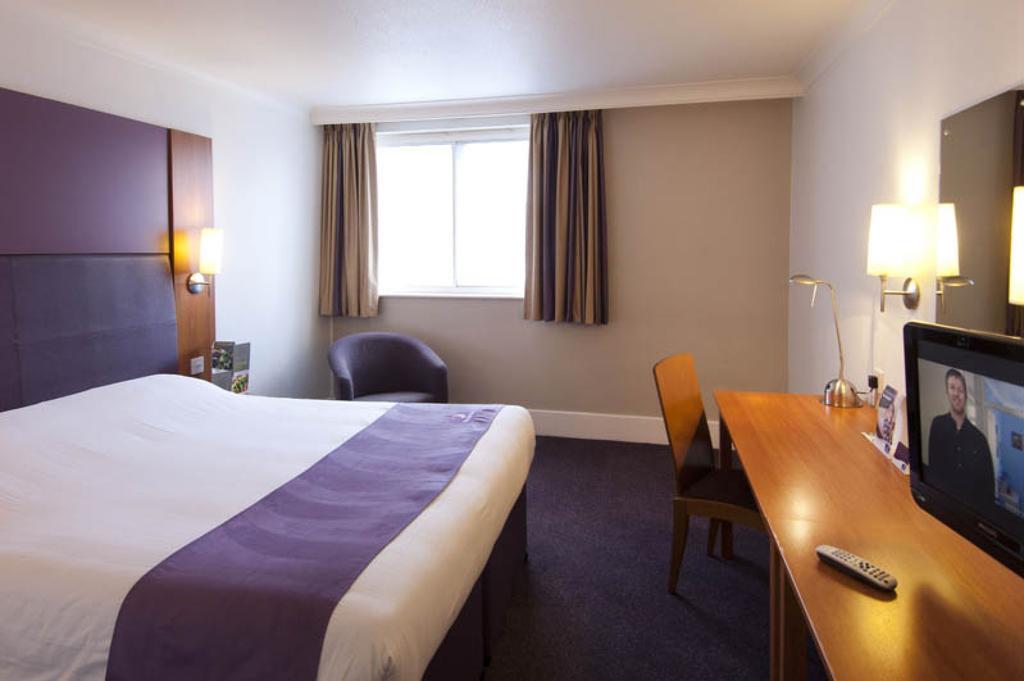 Premier Inn London Kensington Экстерьер фото